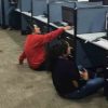 Joven exhibe a call center que retiraba sillas a empleados para castigarlos por no vender