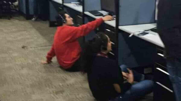 Joven exhibe a call center que retiraba sillas a empleados para castigarlos por no vender