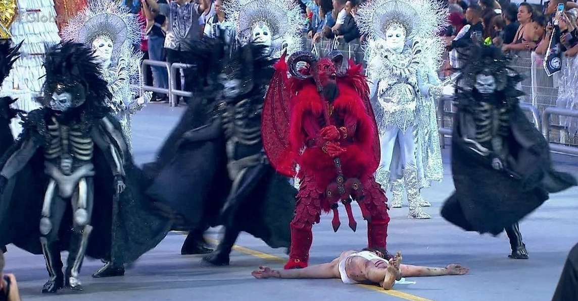 Esto es lo que hay detrás del video de un desfile de carnaval en el que 'el diablo' arrastra a 'Jesús'
