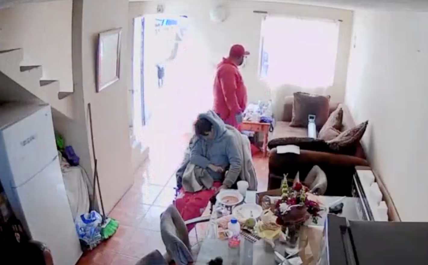 VIDEO: Captan a paramédico de la Cruz Roja robando a una mujer muerta
