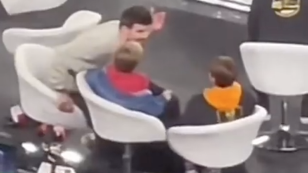 VIDEO: Piqué causa indignación por meterle tremenda regañada a sus hijos en pleno estadio