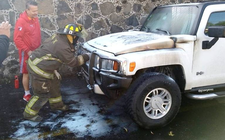 Alfredo Adame vive otra tragedia; ahora se incendia su camioneta de lujo en plena calle