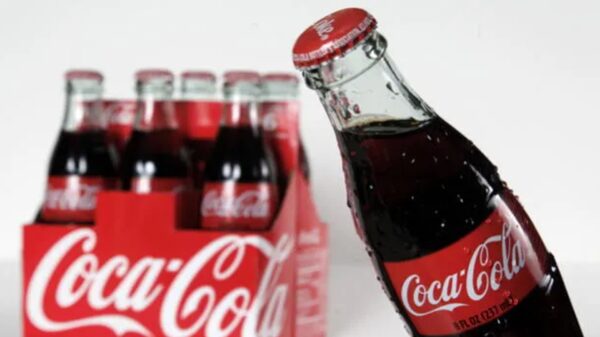 ¿Por qué la Coca-Cola de vidrio sabe mejor que en lata o plástico?