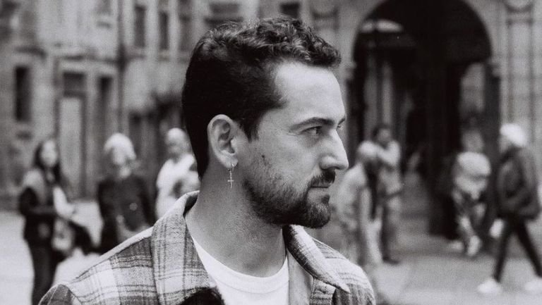 Asi luce Luis Gerardo Méndez en su papel de Mario Bezares en la serie de Paco Stanley