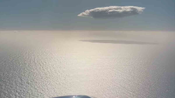 Extraña nube es captada durante un vuelo comercial y desata el misterio
