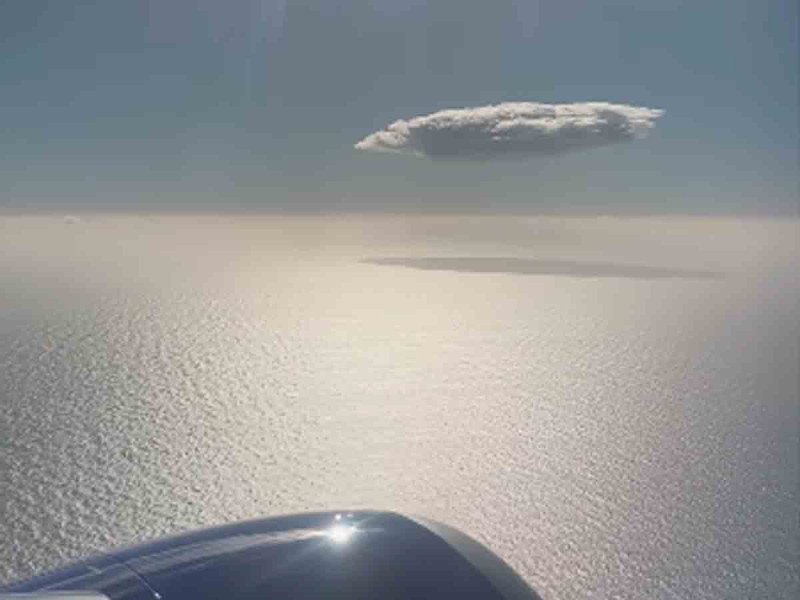 Extraña nube es captada durante un vuelo comercial y desata el misterio