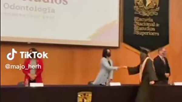 VIDEO: Joven se gradúa en la UNAM y maestra la 'desprecia' en plena ceremonia
