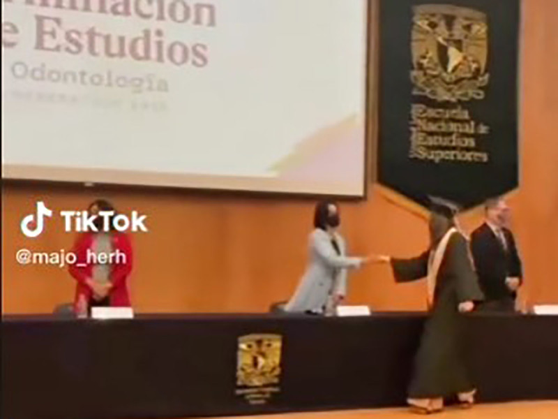 VIDEO: Joven se gradúa en la UNAM y maestra la 'desprecia' en plena ceremonia