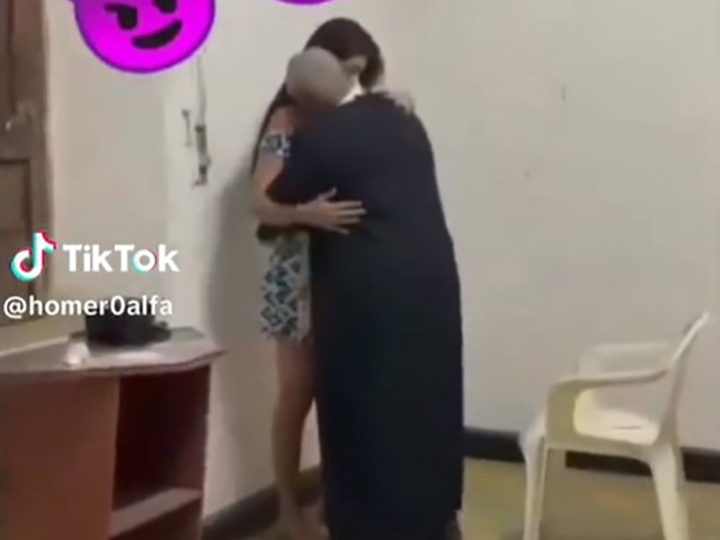 Descubren a padrecito besando a joven mujer en iglesia; video desata polémica