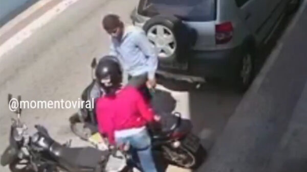 VIDEO: Ratero intenta robar moto a una joven y vecinos le dan la paliza de su vida