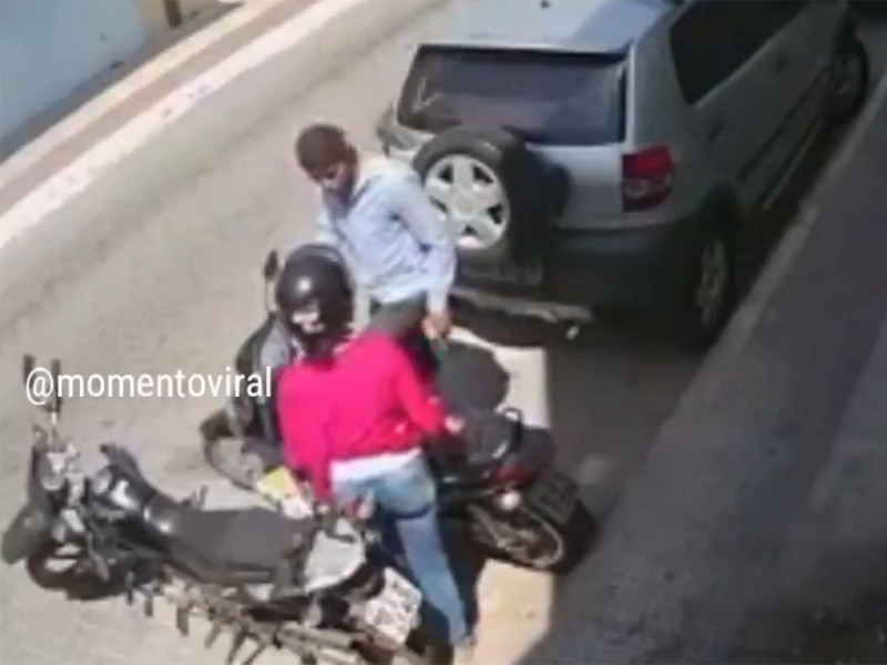 VIDEO: Ratero intenta robar moto a una joven y vecinos le dan la paliza de su vida
