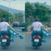 VIDEO: Pareja viaja en moto y la mujer sostiene arriesgadamente a su hijo con todo y carriola