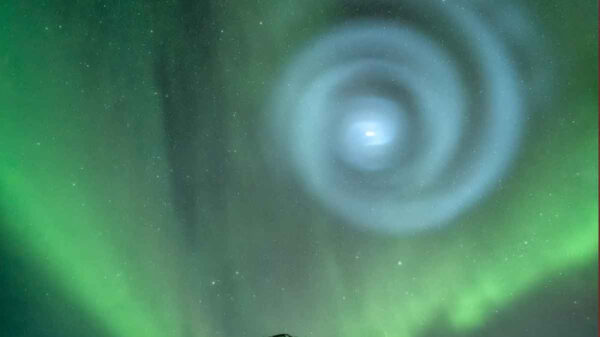 Descubren extraña espiral azul en medio de una aurora boreal en Alaska