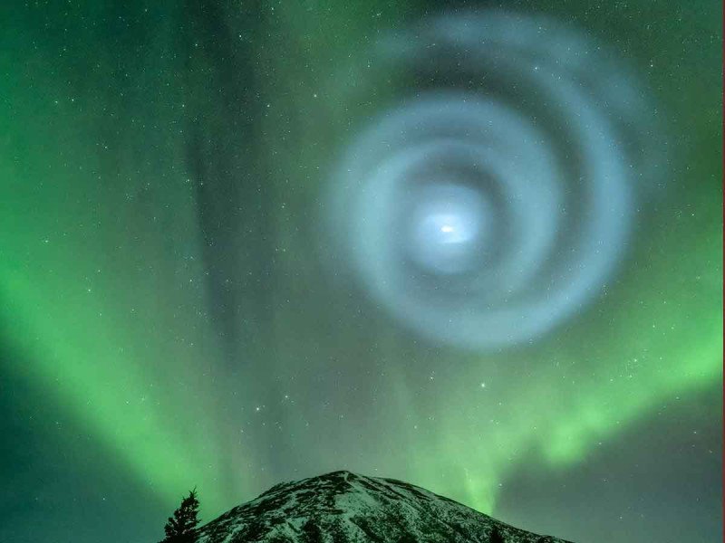 Descubren extraña espiral azul en medio de una aurora boreal en Alaska