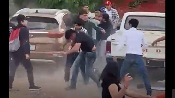 VIDEO: Estudiantes protagonizan sangrienta batalla campal en Hidalgo