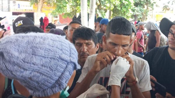 Migrantes se cosen la boca durante protesta en Chiapas