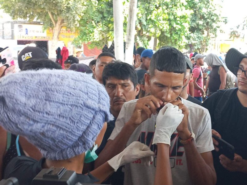 Migrantes se cosen la boca durante protesta en Chiapas