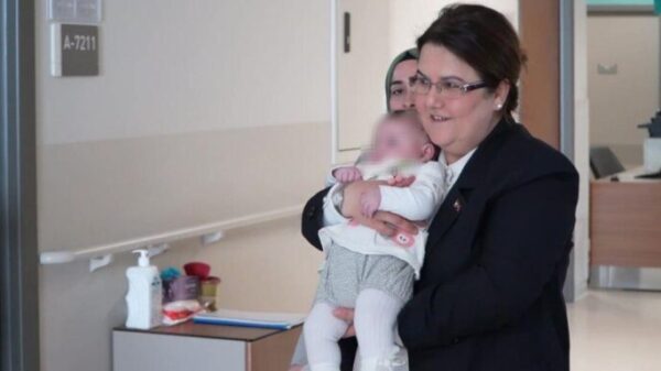 ‘Bebé milagro’ de terremoto en Turquía se reencuentra con su madre 54 días después