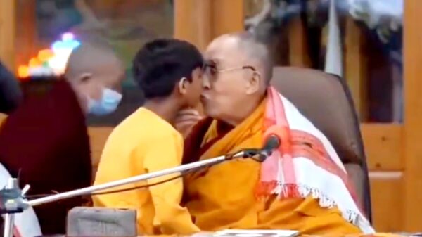 Dalai Lama pide disculpas tras polémicas imágenes besando a un niño en la boca