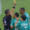 VIDEO: Árbitro pierde la cabeza y propina rodillazo a futbolista de León