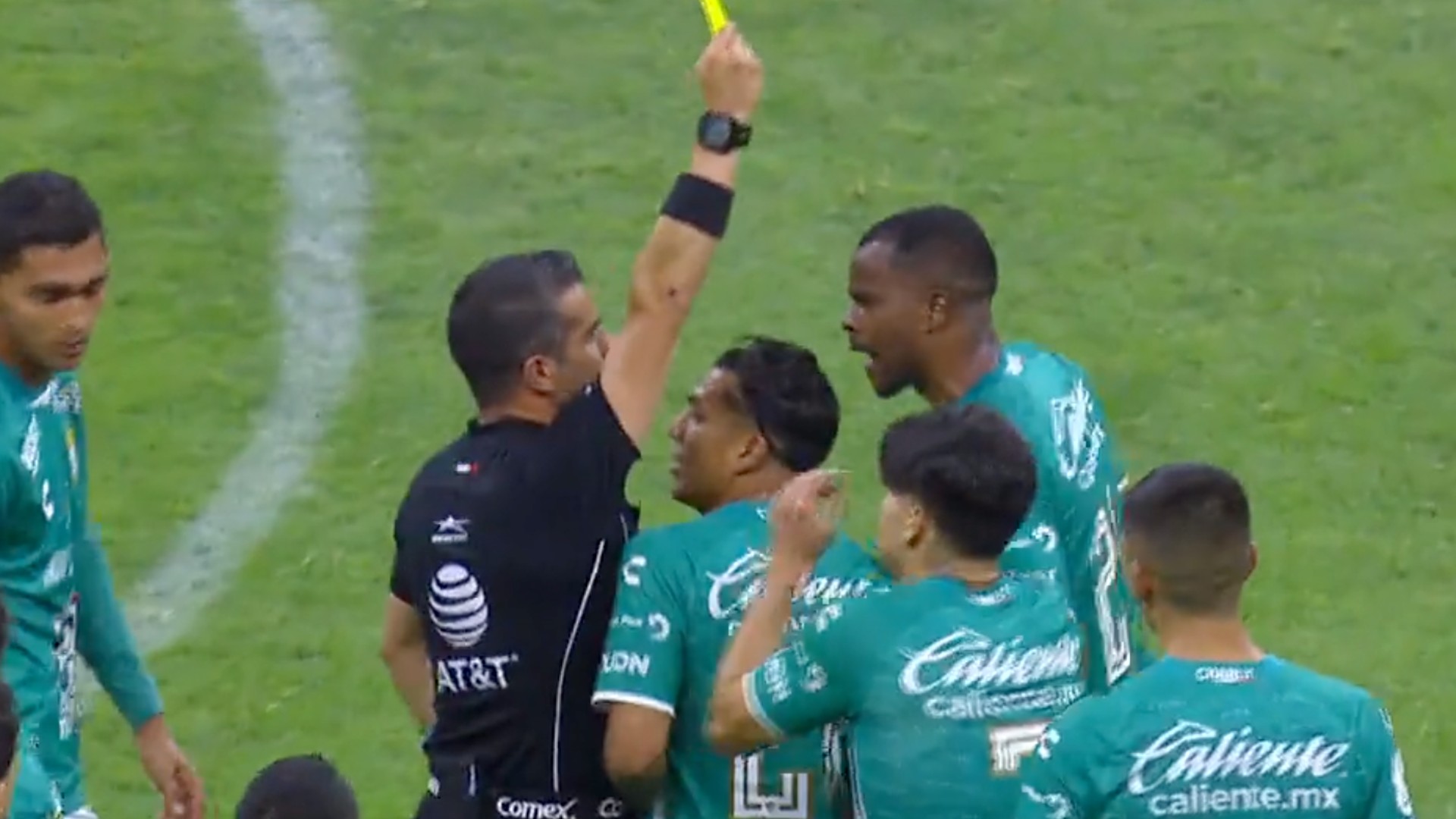 VIDEO: Árbitro pierde la cabeza y propina rodillazo a futbolista de León