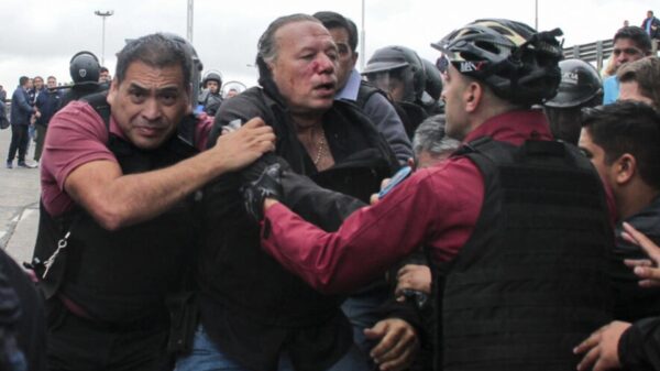 Agreden al ministro de seguridad de Buenos Aires durante una protesta de choferes de autobús