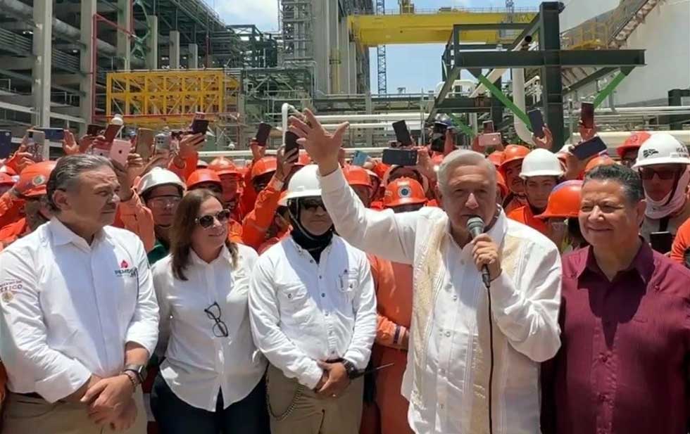 Insiste AMLO: "En 2024 ya no compraremos gasolina"