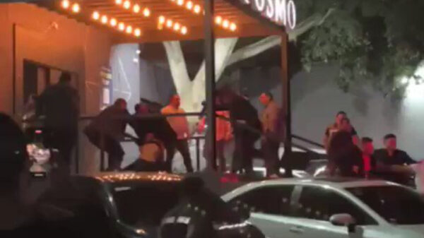 VIDEO: Elementos de seguridad dan golpiza a jóvenes en bar de Cuernavaca