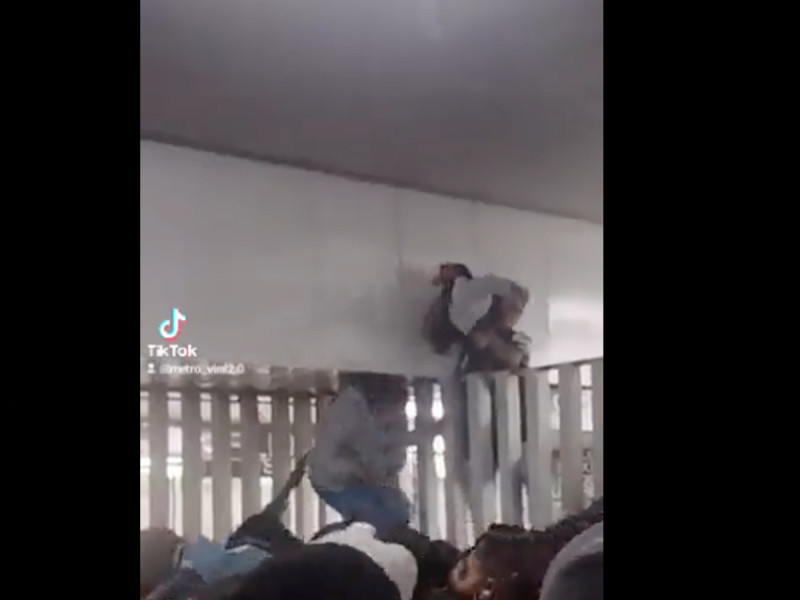 VIDEO: Padre rescata a su hijo en medio de una estampida humana en el Metro Pantitlán