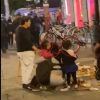 VIDEO: Policías hacen llorar a una mujer a sus hijas tras tirarle su canasta de churros