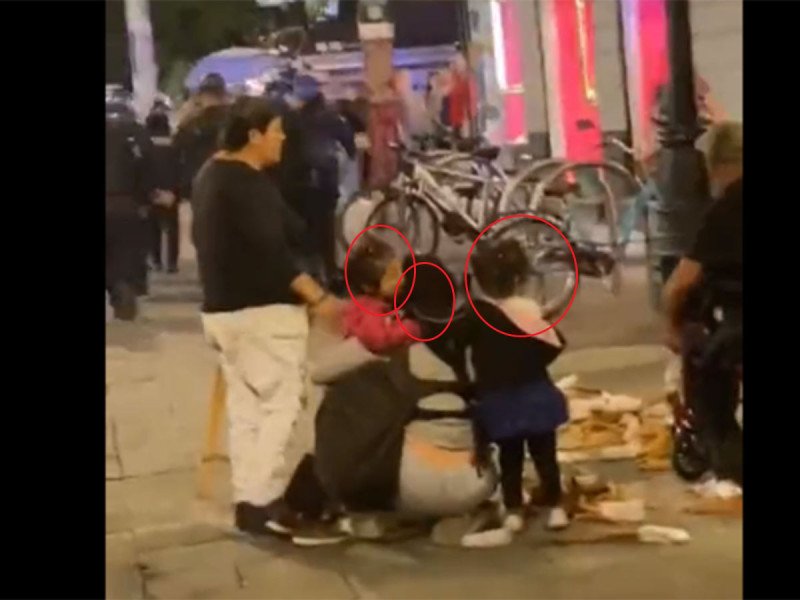 VIDEO: Policías hacen llorar a una mujer a sus hijas tras tirarle su canasta de churros