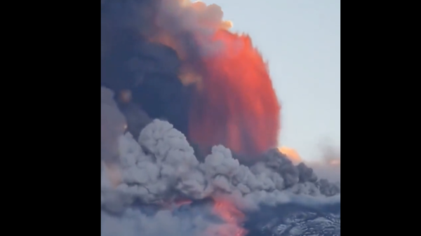 Monte Etna entra en erupción y obliga a suspender vuelos