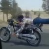 VIDEO: Motociclista le juega al Superman y pierde la vida al embarrarse contra un auto