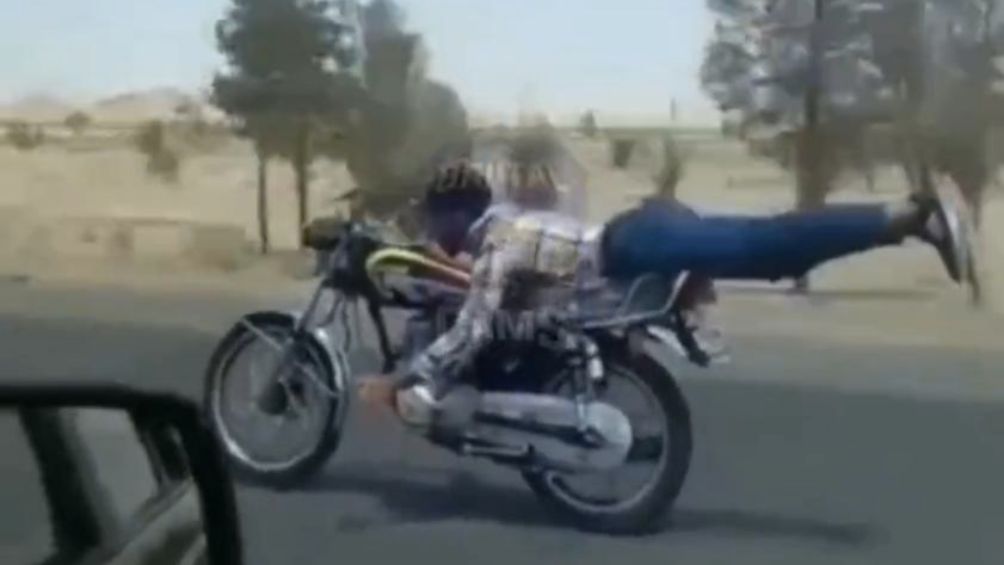 VIDEO: Motociclista le juega al Superman y pierde la vida al embarrarse contra un auto