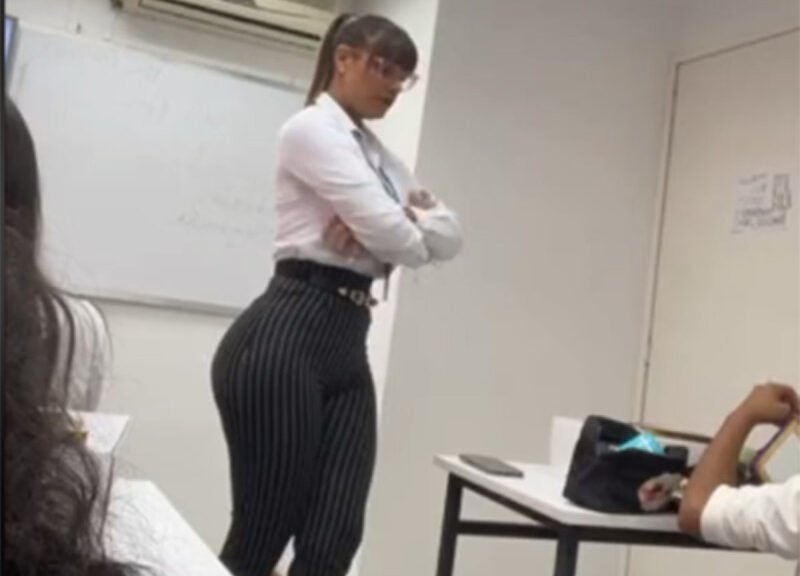 Sensual maestra enloquece a sus alumnos y no precisamente por sus