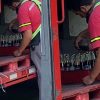 Descubren a trabajador de Coca Cola rellenando botellas sucias de vidrio y lo exhiben