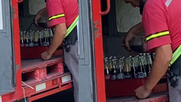Descubren a trabajador de Coca Cola rellenando botellas sucias de vidrio y lo exhiben