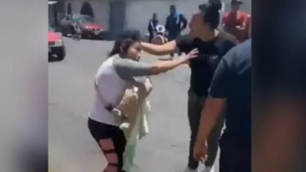 VIDEO: Golpean a mujer con bebé en brazos y a su hija afuera de una secundaria