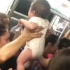 VIDEO: Pasan a bebé de mano en mano en pleno metro para hacerlo llegar con su mamá