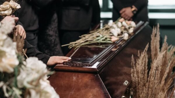 VIDEO: Mujer 'revive' en pleno funeral y las imágenes son aterradoras