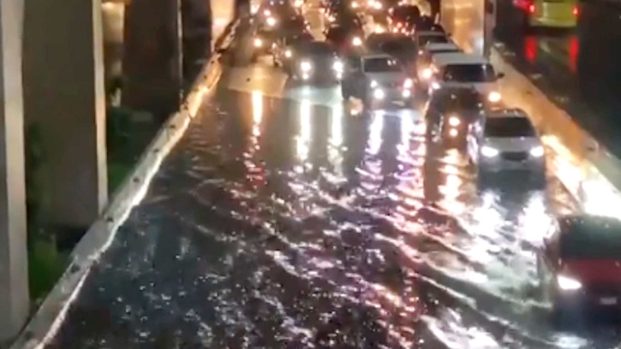 Fuertes lluvias provocan desbordamiento del río Hondo en Naucalpan y colapsan Periférico Norte