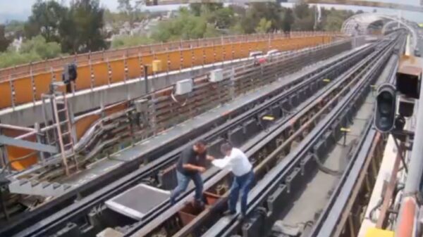 Difunden video del momento justo en que un trabajador del metro cae a las vías y muere