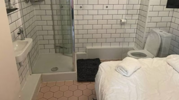 Hombre alquila Airbnb y resulta ser un baño con cama adentro