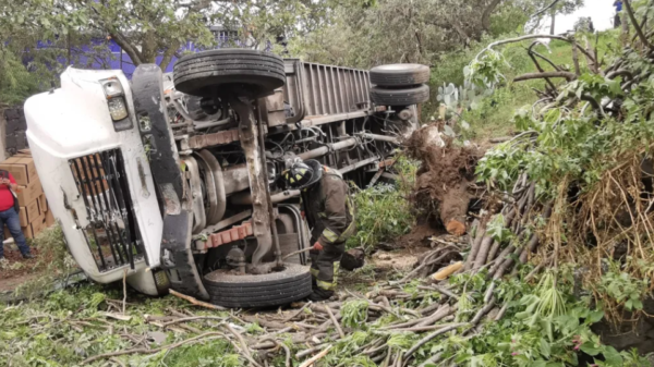 Sale a la luz video del camión que cayó a un barranco en la Picacho-Ajusco