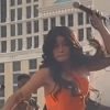 Cardi B enfurece y le lanza un microfonazo a una persona que le arrojó una bebida