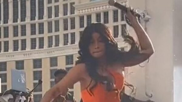 Cardi B enfurece y le lanza un microfonazo a una persona que le arrojó una bebida
