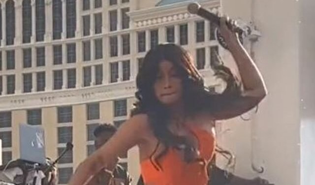 Cardi B enfurece y le lanza un microfonazo a una persona que le arrojó una bebida