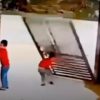 VIDEO: Niño es aplastado por el portón de su casa y lo que ocurre después es impactante