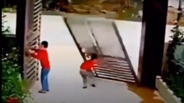 VIDEO: Niño es aplastado por el portón de su casa y lo que ocurre después es impactante
