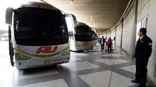 La Secretaría de Infraestructura, Comunicaciones y Transportes (SICT) informa que, durante el periodo vacacional de verano estarán vigentes los descuentos del 25% y 50% para maestros y estudiantes, respectivamente, que deseen viajar por autotransporte federal de pasajeros o utilicen el servicio ferroviario. Las disminuciones tarifarias se aplicarán durante todo el ciclo vacacional fijado por la Secretaría de Educación Pública (SEP), que culminará el 27 de agosto de 2023. Las rebajas en los costos del viaje deberán otorgarlas los prestadores de servicios ferroviarios en su modalidad de regular interurbano y los permisionarios del autotransporte federal de pasajeros en los servicios de primera y económico. Los maestros y estudiantes tendrán que acreditar su carácter mediante la exhibición de la credencial correspondiente en vigor o, en su defecto, a través de una constancia con el sello de la escuela, nombre y fotografía del titular y, en su caso, número de cuenta o matrícula. Las credenciales con las que podrán acreditar el derecho al descuento serán exclusivamente de las siguientes instituciones educativas: las integradas a los sistemas de educación de la SEP; direcciones o departamentos de educación en las entidades federativas; Universidad Nacional Autónoma de México; Instituto Politécnico Nacional; universidades de toda la República; Escuelas Libres de Derecho, Comercio y Homeopatía; Colegio de Bachilleres; y escuelas incorporadas a las antes mencionadas. Las quejas en lo concerniente a tarifas ferroviarias deberán presentarse ante la Agencia Reguladora del Transporte Ferroviario; y en caso de niveles de cobro del autotransporte, ante la Dirección General de Autotransporte Federal. En su defecto y para ambos casos, ante el Departamento de Autotransporte Federal del Centro SICT que corresponda al domicilio del usuario.